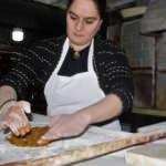 Lahmacun ve pide ustası kadın!