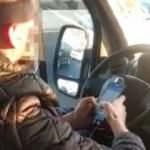 Minibüs şoförü elinde telefonla trafikte