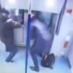 Yanlış metroya binen yolcu dışarı atladı