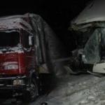 Yolcu otobüsü TIR'a çarptı: 1 ölü, 1 yaralı!