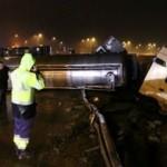 Bursa’da kostik kimyasalı yüklü tanker devrildi