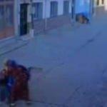 Bursa'da sokak ortasında 5 yaşındaki oğlunu evire çevire dövdü