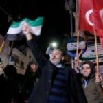 Ellerinde Türk bayraklarıyla sokağa döküldüler
