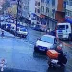 Gaziosmanpaşa'da asfalt yüklü kamyon otomobilin üzerine böyle devrildi