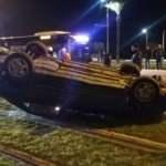 Takla atan otomobil tramvay yoluna devrildi