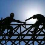 Elektrik akımına kapılan 3 işçi yaralandı