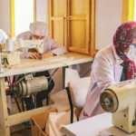 Gönüllü kadınlar maske üretiyor
