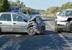 İki araç çarpıştı: 1 ölü, 2 yaralı