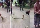 Kobra yılanıyla dostu gibi oynadı!